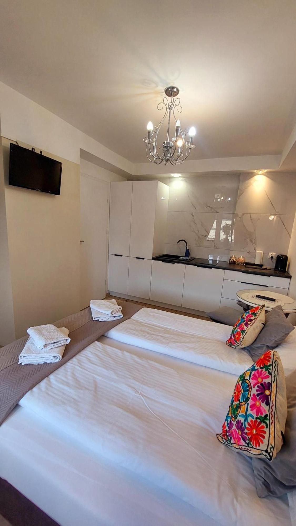 אוסטראון Apartamenty Biala Perla מראה חיצוני תמונה
